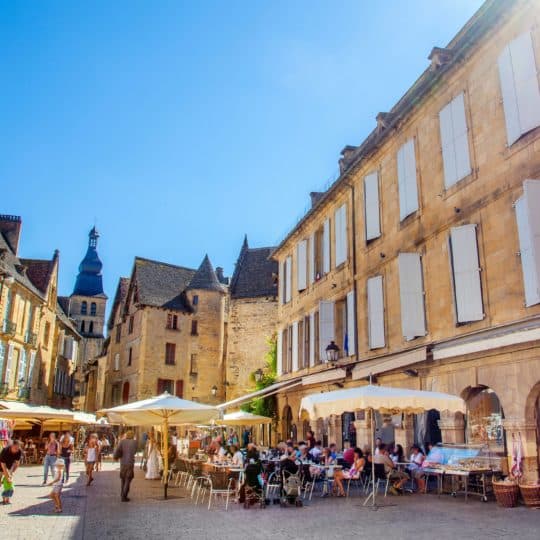 Visiter la ville de Sarlat-la-Canéda, capitale de la Dordogne.