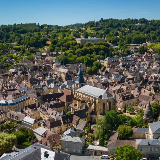 Vue aérienne sur la ville de Sarlat-la-Canéda en Dordogne.