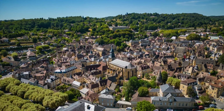 Vue aérienne sur la ville de Sarlat-la-Canéda en Dordogne.